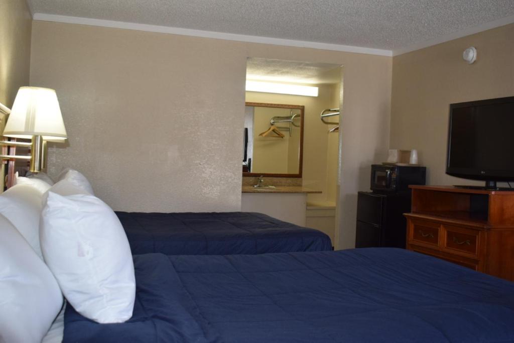 Knights Inn Farmington Hills - Two Queen Beds Non-Smoking