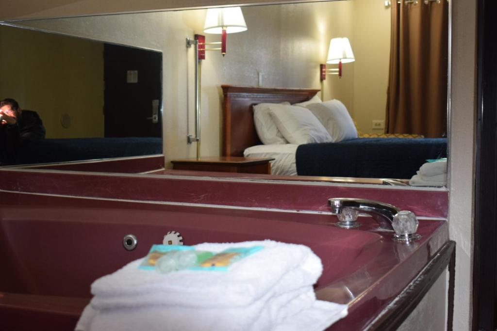Knights Inn Farmington Hills - Premium King Bed Non-Smoking With Jetted Tub