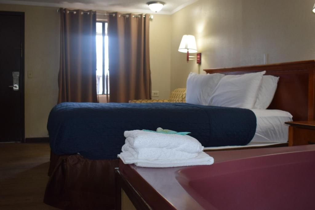 Knights Inn Farmington Hills - 