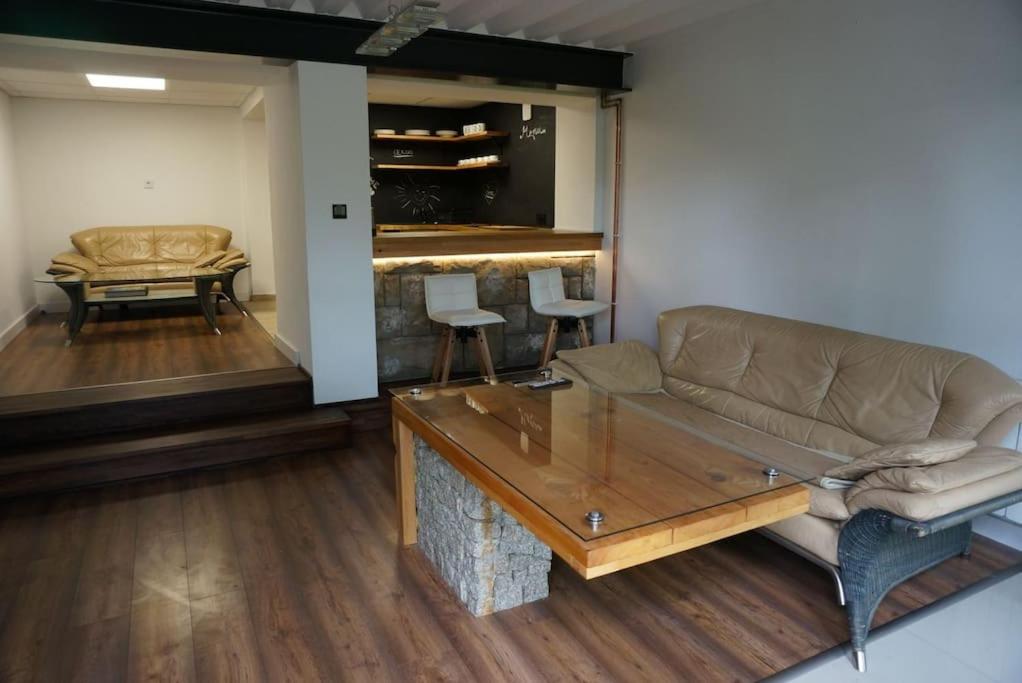 uma sala de estar com um sofá e uma mesa em Apartament Żywiec em Żywiec