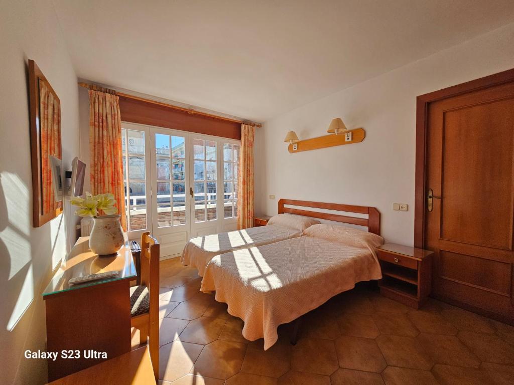 sypialnia z łóżkiem i oknem w obiekcie Hotel Blue Spot w mieście Malgrat de Mar
