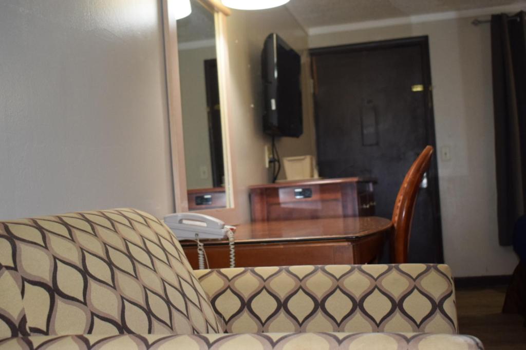 Knights Inn Farmington Hills - 