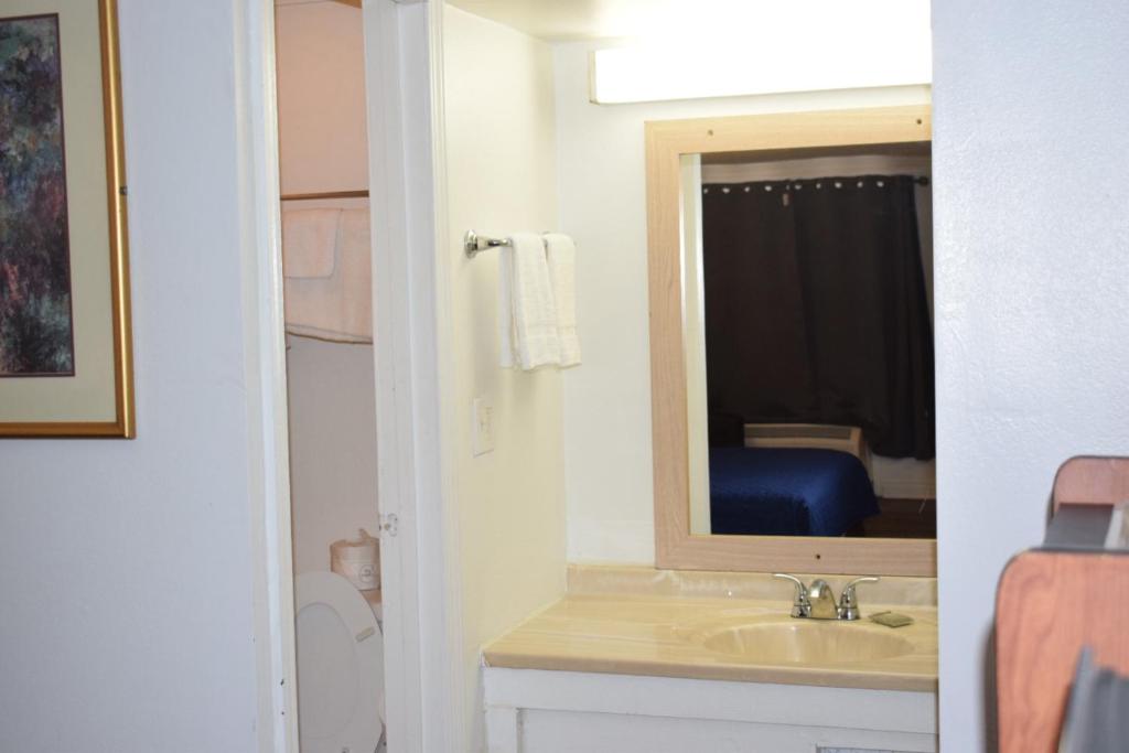 Knights Inn Farmington Hills - Studio King Bed Kitchenette Non Smoking