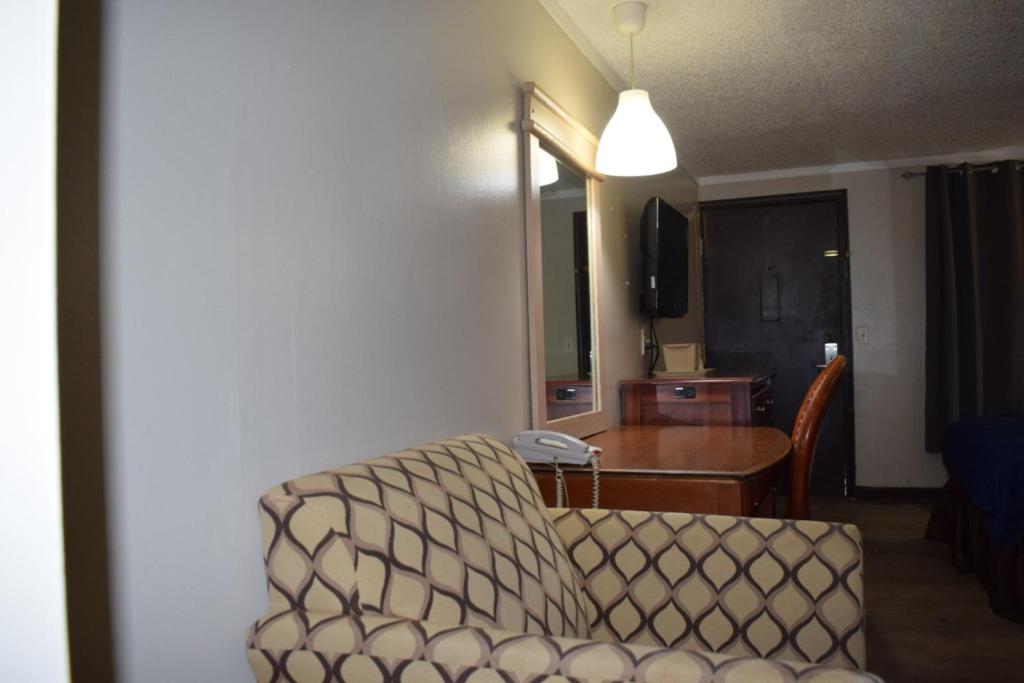 Knights Inn Farmington Hills - 
