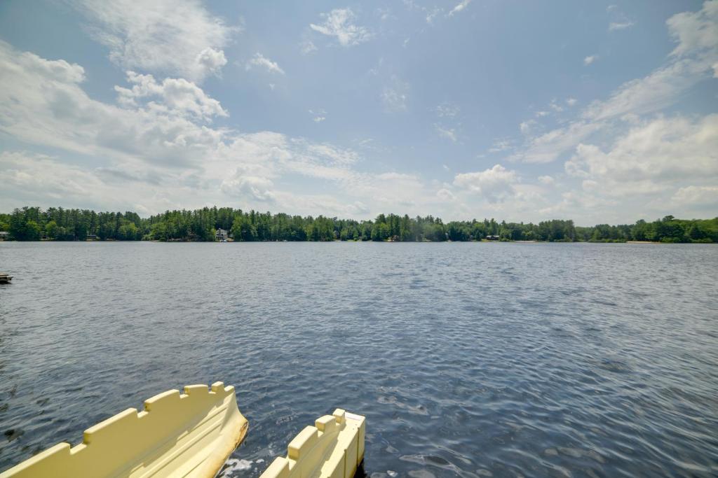 ein Boot auf einem großen Wasserkörper in der Unterkunft Lakefront Getaway with Canoe and Dock Fishing! in Henniker