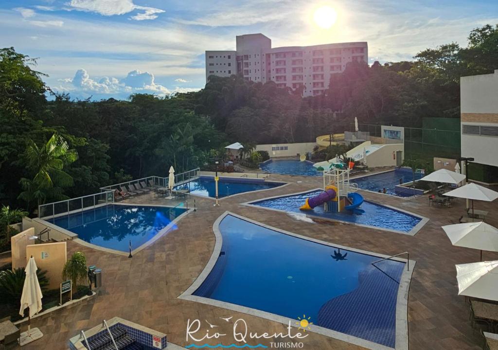 an overhead view of a swimming pool at a hotel at Hotel Park Veredas in Rio Quente