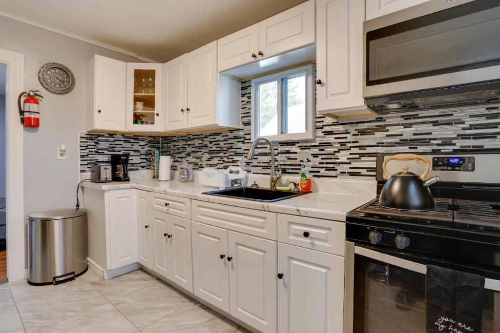 提内克11 Mi to Manhattan Pet-Friendly Duplex with Yard!的厨房配有白色橱柜和水槽