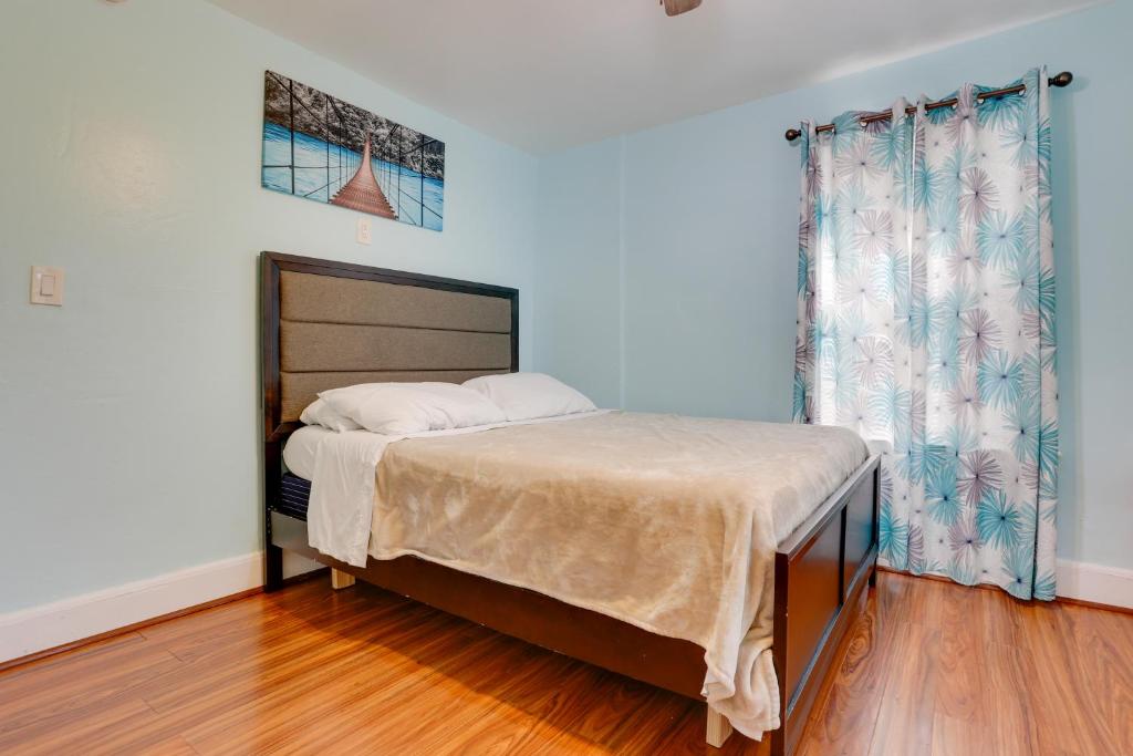 11 Mi to Manhattan Pet-Friendly Duplex with Yard!客房内的一张或多张床位