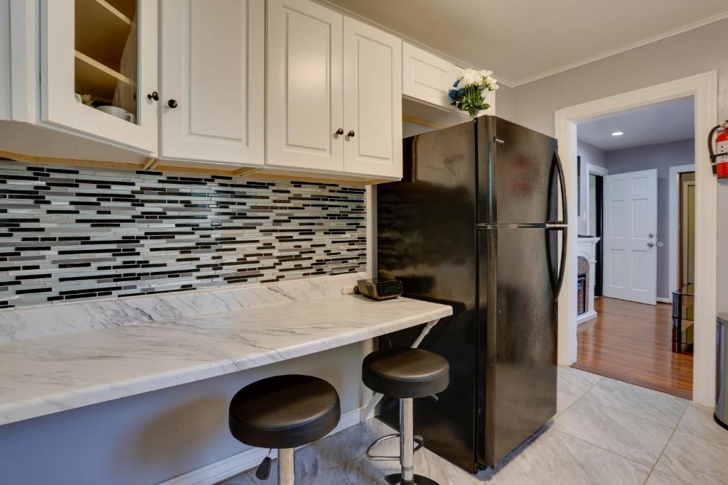 11 Mi to Manhattan Pet-Friendly Duplex with Yard!的厨房或小厨房