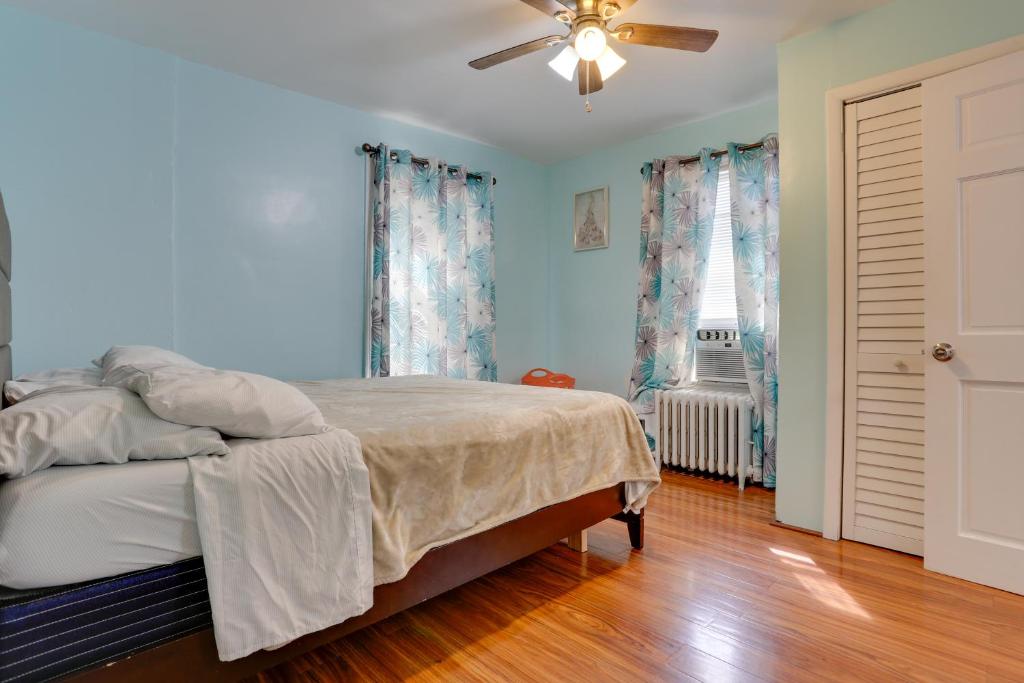 11 Mi to Manhattan Pet-Friendly Duplex with Yard!客房内的一张或多张床位