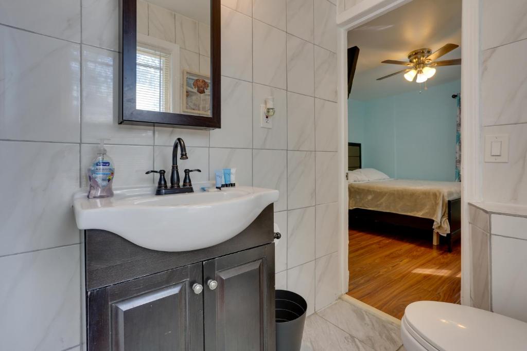 11 Mi to Manhattan Pet-Friendly Duplex with Yard!客房内的一张或多张床位