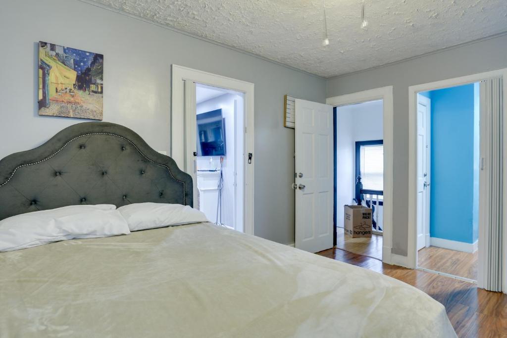 11 Mi to Manhattan Pet-Friendly Duplex with Yard!客房内的一张或多张床位