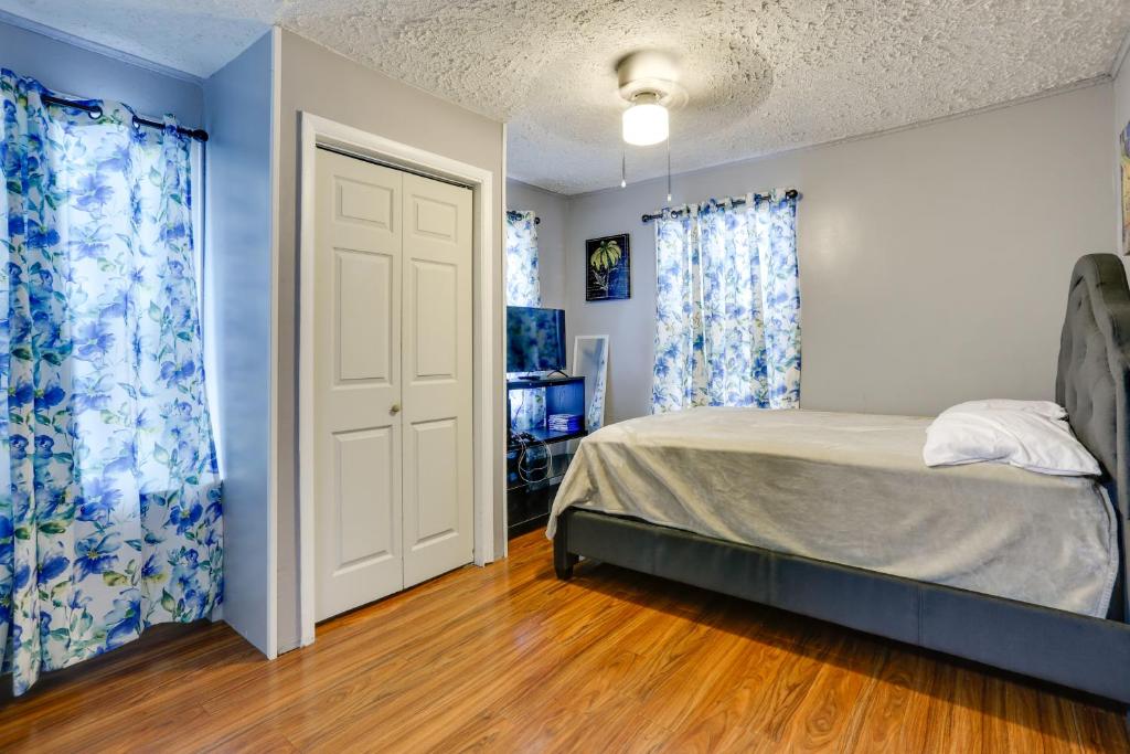 11 Mi to Manhattan Pet-Friendly Duplex with Yard!客房内的一张或多张床位