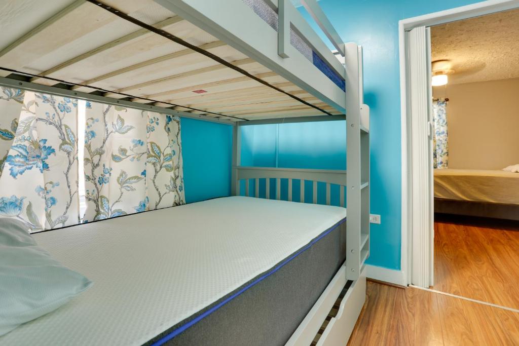 11 Mi to Manhattan Pet-Friendly Duplex with Yard!客房内的一张或多张床位