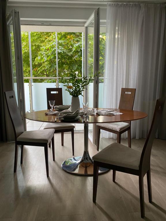 comedor con mesa, sillas y ventana en Premier Suites, en Wroclaw