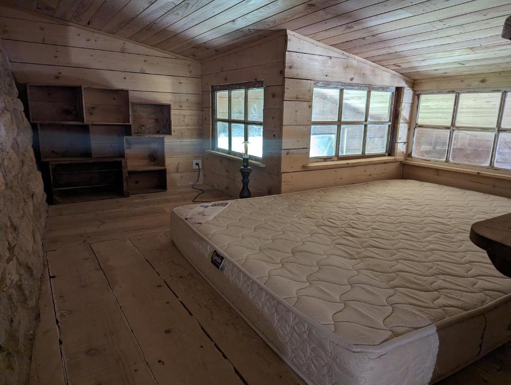 Postel nebo postele na pokoji v ubytování Maison organique à la mauvaise herbe