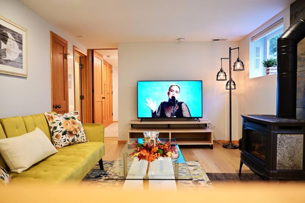 un soggiorno con divano e TV a schermo piatto di UW Cozy - Quiet Home, Perfect for Family and Group a Seattle