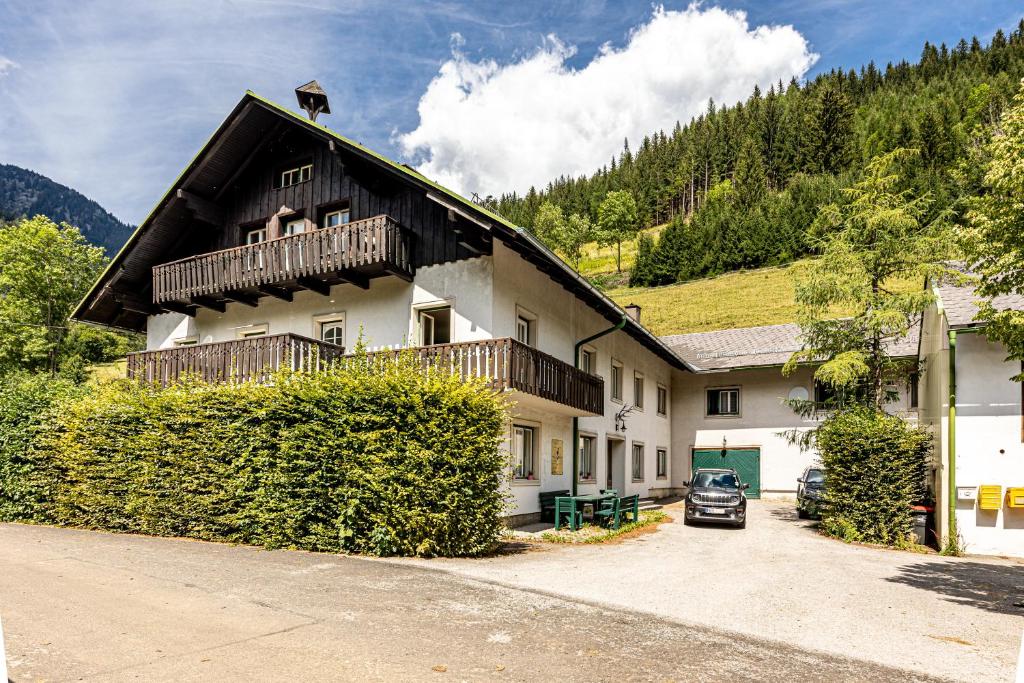 un edificio con un coche aparcado delante de él en Mountain Horse Ranch Vienna Alps 