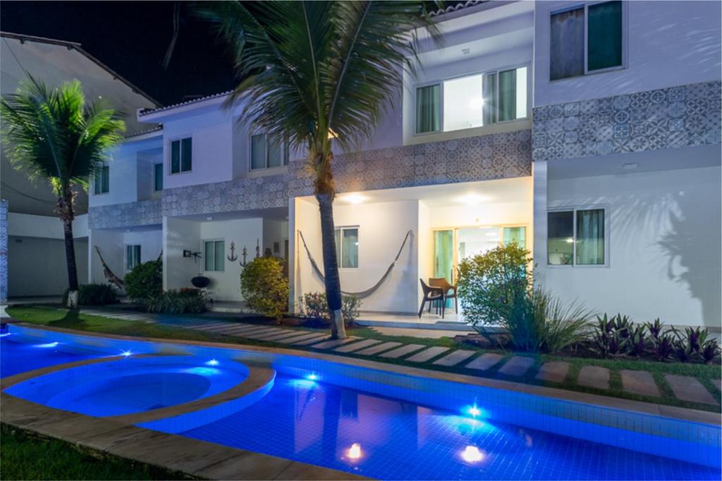 嘎林海斯港的住宿－Excelente Casa de Temporada em Porto de Galinhas casa 3，一座别墅,在一座建筑前设有一个游泳池