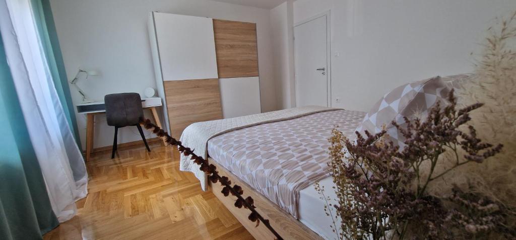 una camera con un letto e una sedia e una finestra di Charmers SM a Zagabria