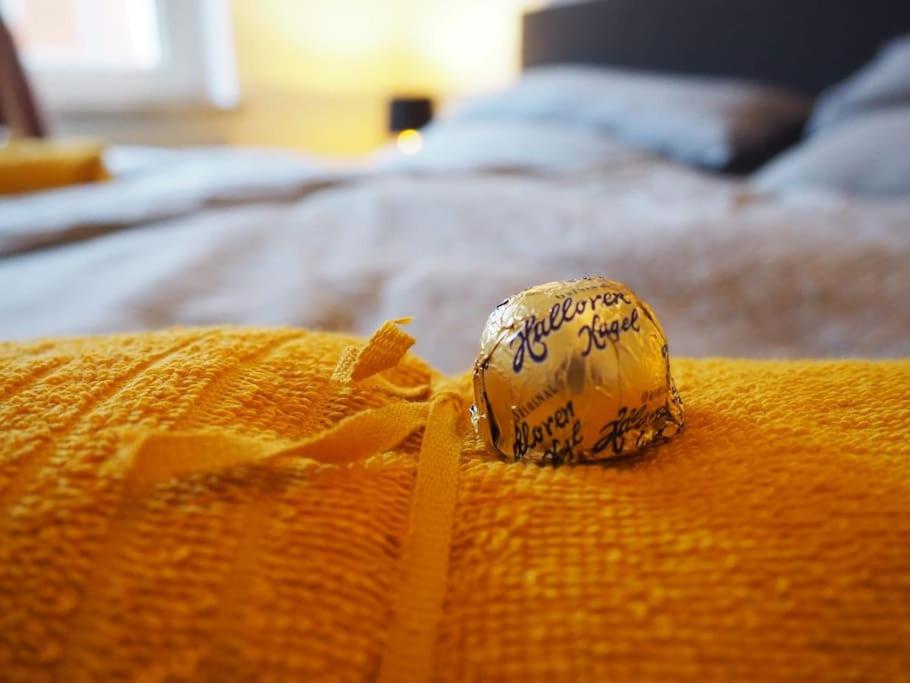 un bandana sur le bord d'un lit dans l'établissement City Altstadt Appartement in unmittelbarer Nähe zu Saale und Marktplatz mit privatem Parkplatz, à Halle-sur-Saale