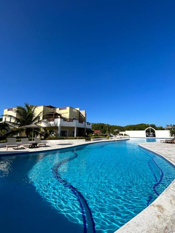 Bazén v ubytování Habitación privada en Dixon Cove Roatan nebo v jeho okolí