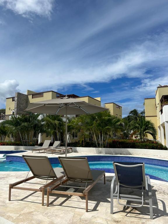 Bazén v ubytování Habitación privada en Dixon Cove Roatan nebo v jeho okolí