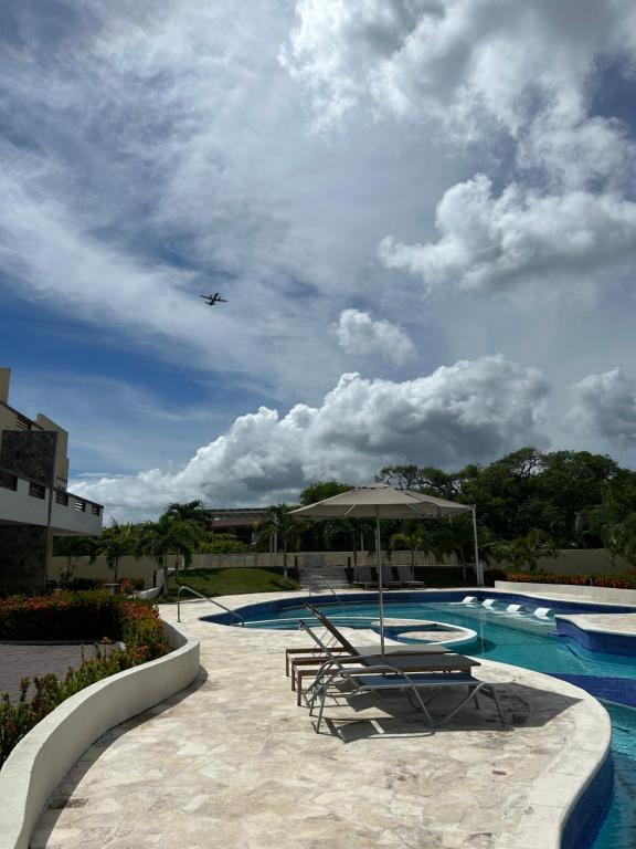 Bazén v ubytování Habitación privada en Dixon Cove Roatan nebo v jeho okolí