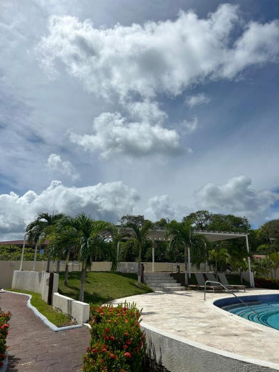 Bazén v ubytování Habitación privada en Dixon Cove Roatan nebo v jeho okolí