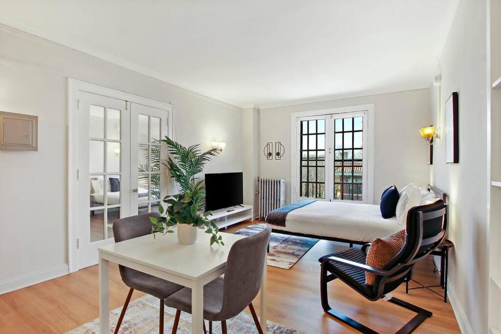 埃文斯頓的住宿－Inviting Evanston Studio Apartment - Elmgate Manor 403，卧室配有一张床和一张桌子及椅子