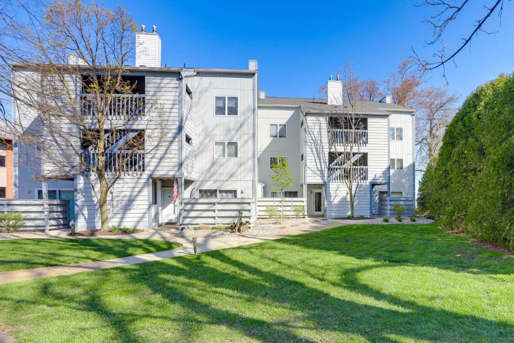 Φωτογραφία από το άλμπουμ του Huron Condo on Lake Erie with Balcony and Seating! σε Huron