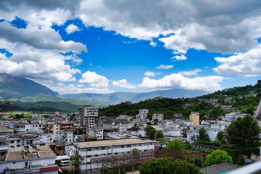 Uma vista geral da montanha ou uma vista da montanha a partir do apartamento