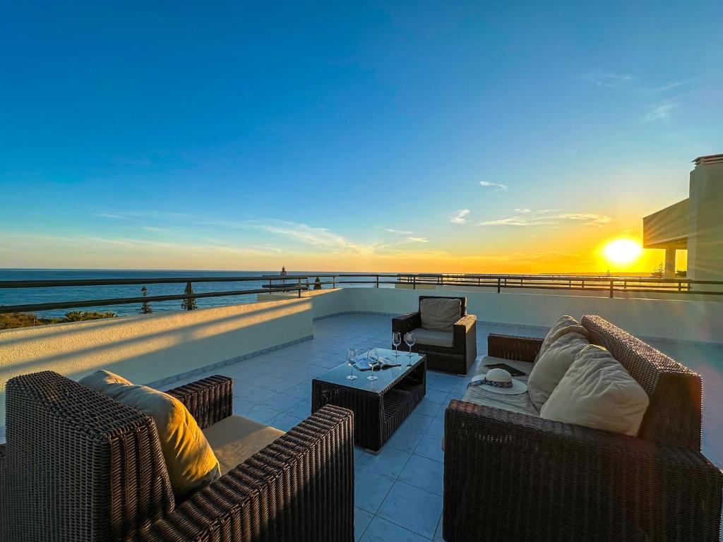 Luxury Penthouse wStunning Sea Views, walk to Galé Beach Albufeira ...