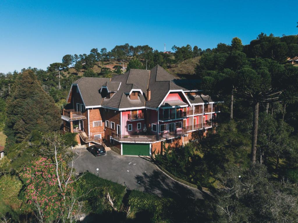 una vista aérea de una casa en una colina en Pousada Serra do Jordão - Campos do Jordão, en Campos do Jordão