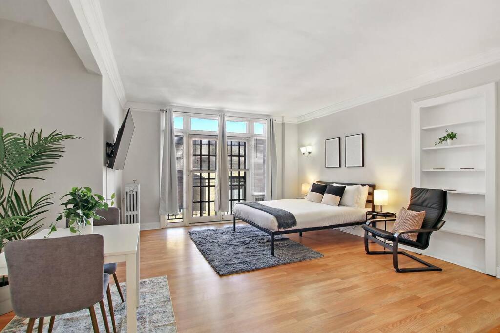 sala de estar con cama, mesa y sillas en Stylish Studio Apartment in Evanston - Elmgate Manor 419, en Evanston