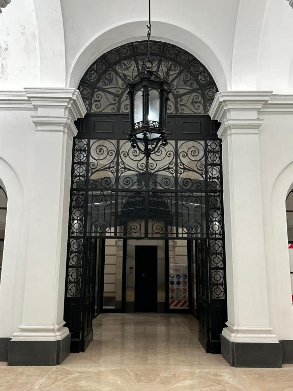 uma entrada para um edifício com um lustre em AD Vatican Luxury Rooms em Roma