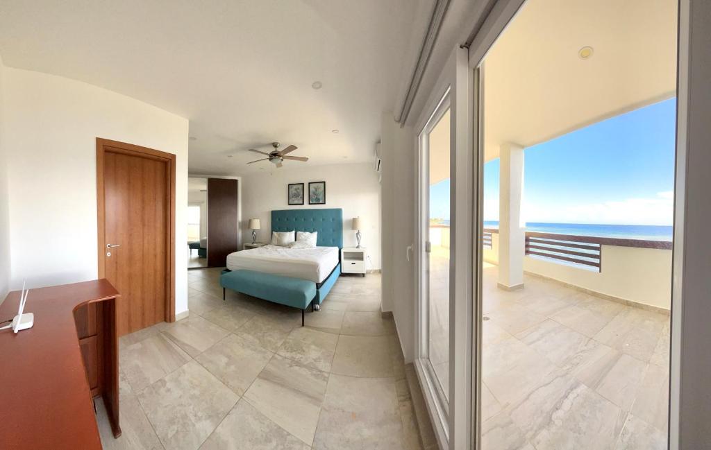 a bedroom with a bed and a view of the ocean at Condominio 2 habitaciones frente al mar in Roatan