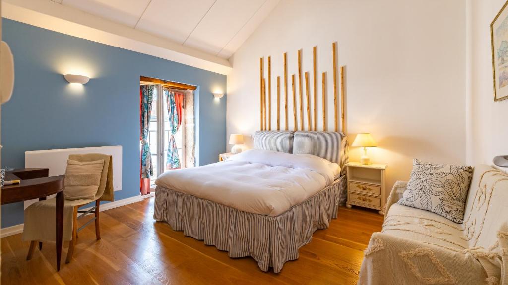 ポマールにあるLe Clos de Pommardのベッドルーム1室(ベッド1台、テーブル、ソファ付)