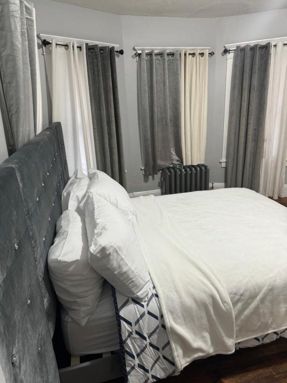 Un ou plusieurs lits dans un hébergement de l'établissement Newly renovated first floor apartment getaway