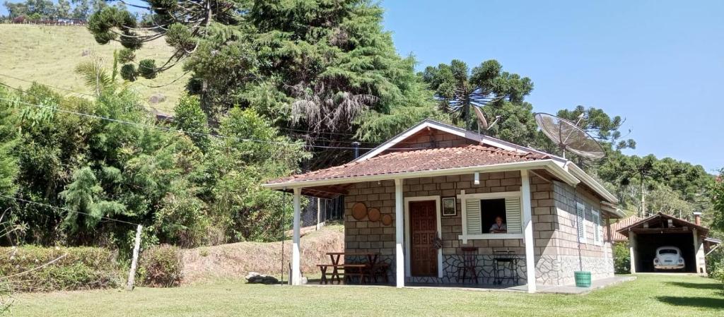 mały domek ze stołem i oknem w obiekcie Canto dos Pássaros- Casa de campo em Gonçalves w mieście Gonçalves