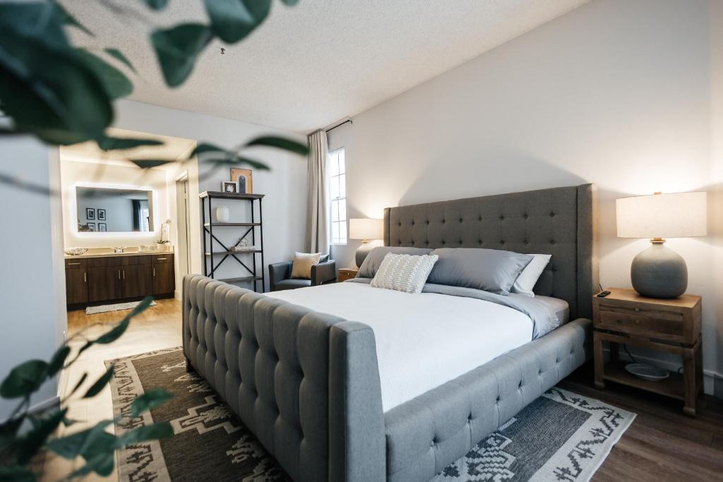 1 dormitorio con 1 cama grande y TV en Ruby 2 BR apt in MiracleMile, en Los Ángeles