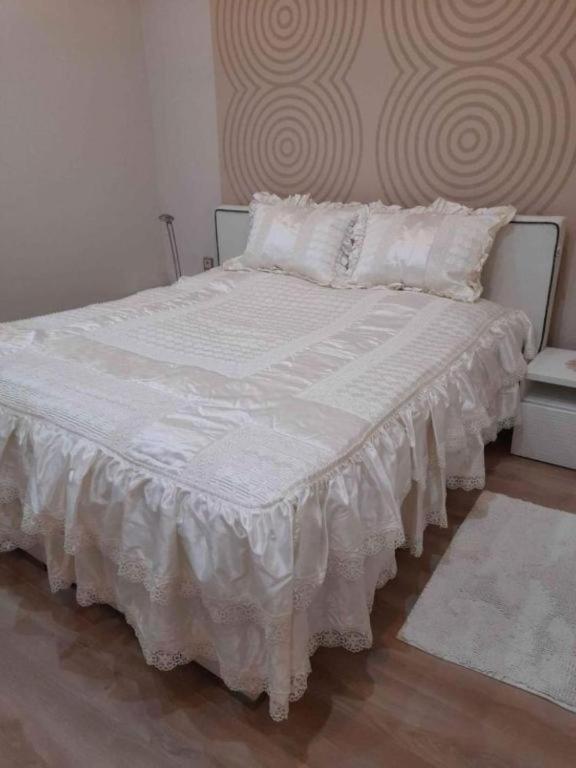 Posteľ alebo postele v izbe v ubytovaní Modern, Quiet & Cozy Apartment in the middle of Downtown near Danube at Fashion street