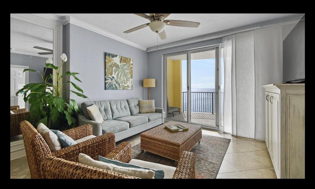 Et opholdsområde på Beautiful Beachfront Views - The Retreat at Emerald Isle