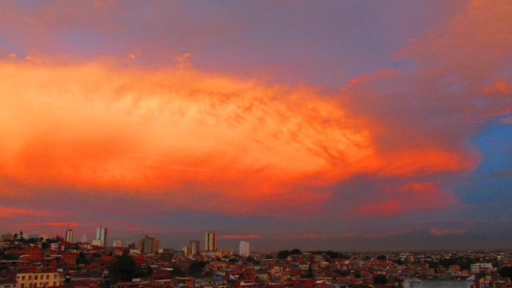a view of a city with a cloudy sky at Cómodo dúplex. Vista a la ciudad in Cali