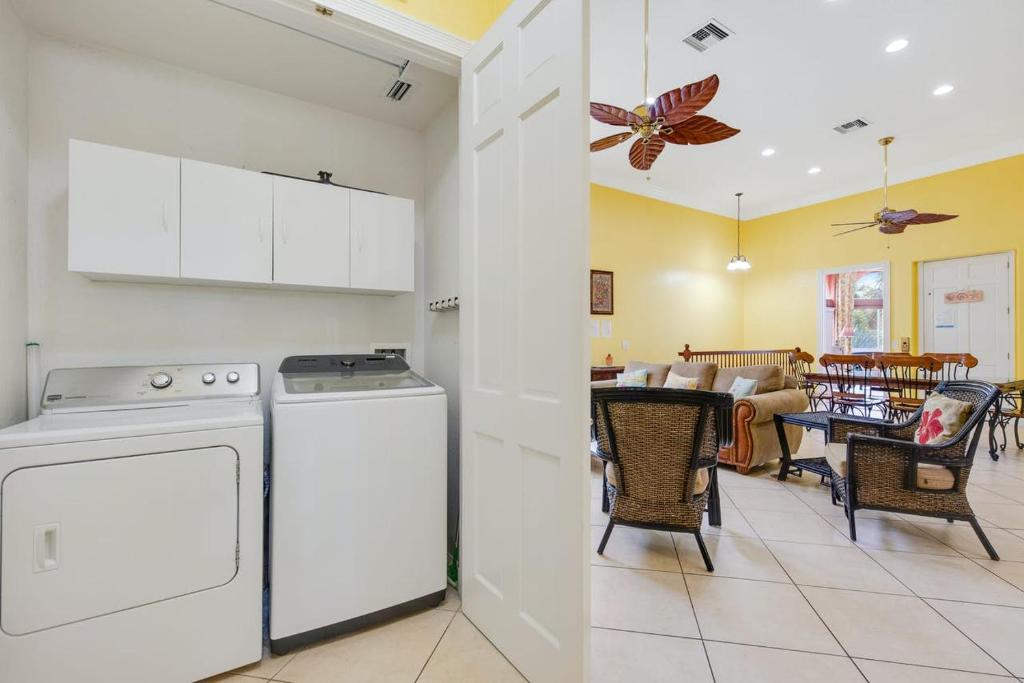 cocina con lavadora y comedor en Villa Maria - Holmes Beach, FL en Holmes Beach