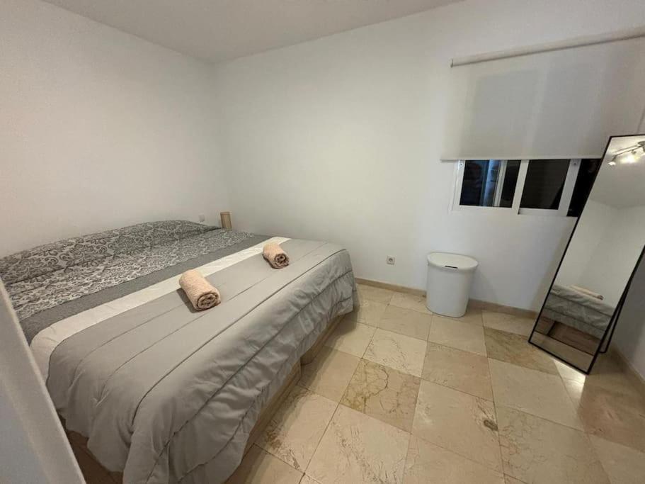ein Schlafzimmer mit einem Bett mit zwei Kissen darauf in der Unterkunft Vistas al mar y a la montaña in Tabaiba