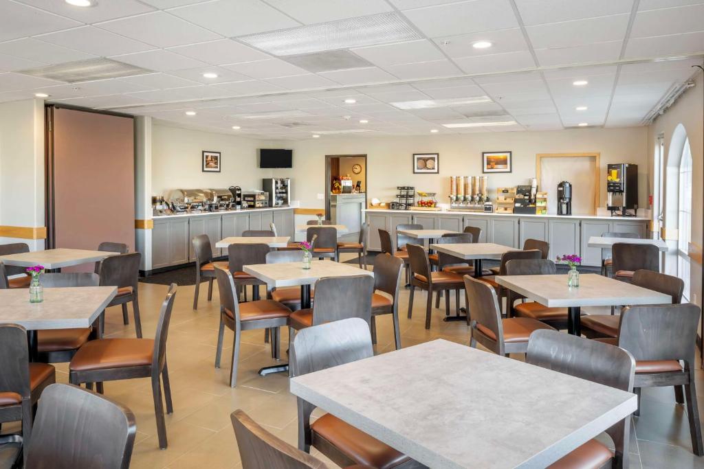 Restaurace v ubytování SureStay Plus by Best Western Enterprise