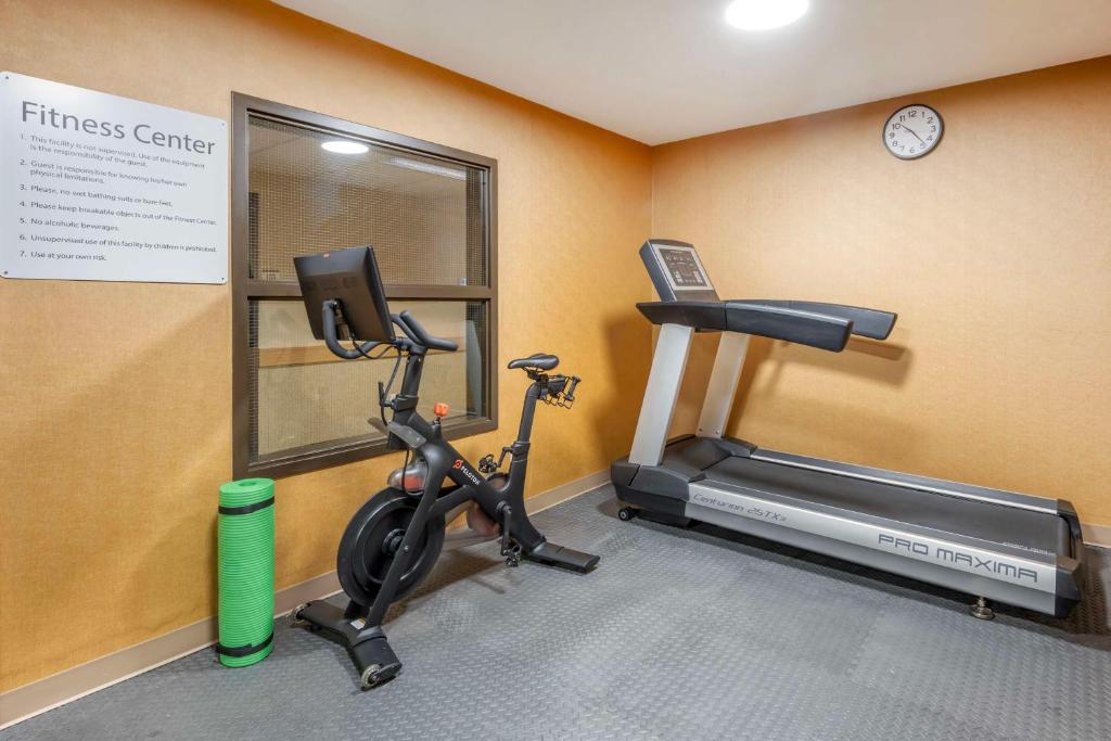 Fitness centrum a/nebo fitness zařízení v ubytování SureStay Plus by Best Western Enterprise