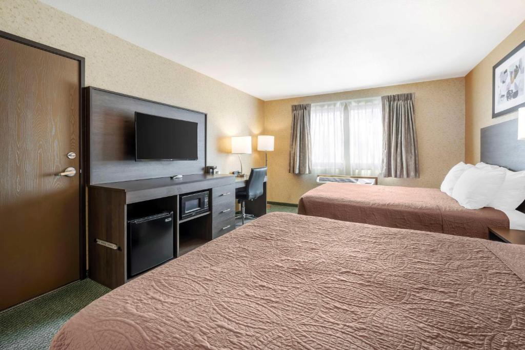 TV a/nebo společenská místnost v ubytování SureStay Plus by Best Western Enterprise