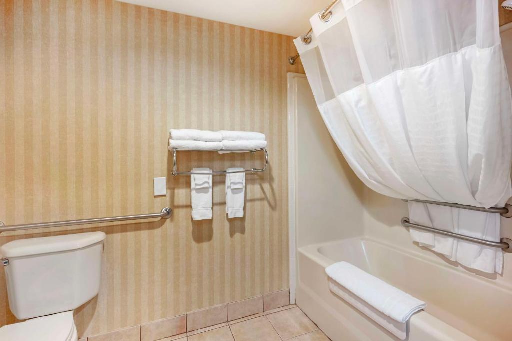 Koupelna v ubytování SureStay Plus by Best Western Enterprise